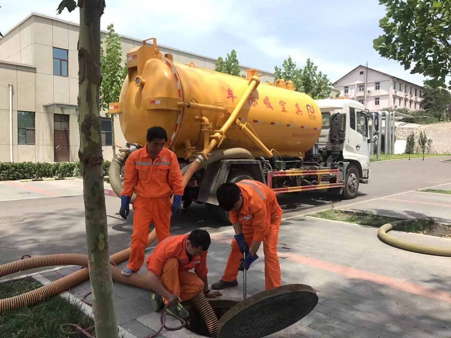 永昌管道疏通车停在窨井附近