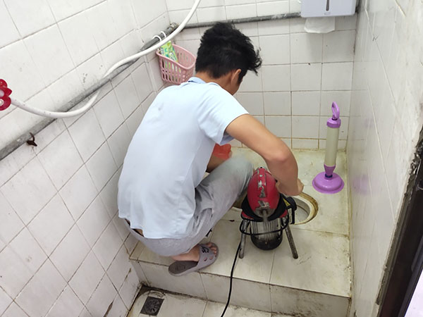 永昌管道堵塞冒臭气 专业师傅现场解决问题