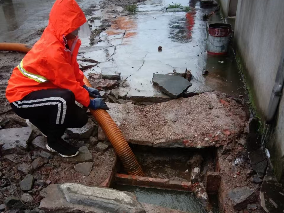 永昌专业清理污水池 炜誉市政以规范流程守护城市 “肠道”