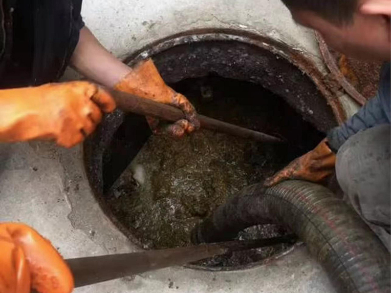 永昌清理化粪池时如何避免沼气的危害？